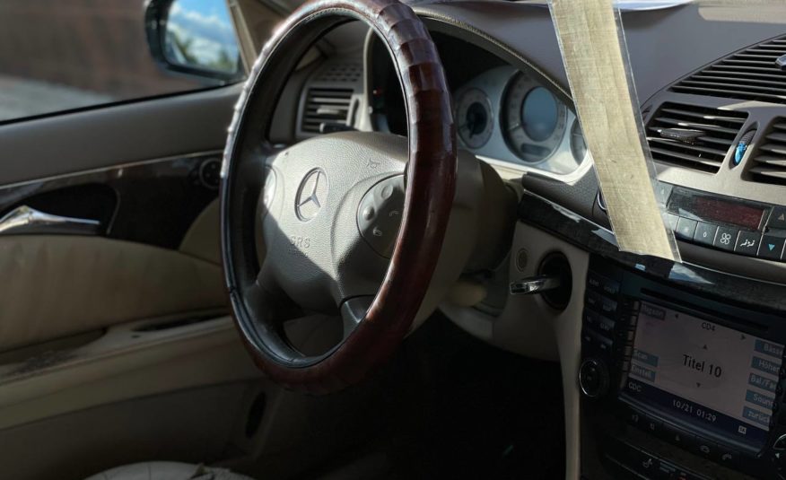 Mercedes Benz E320 (W211)