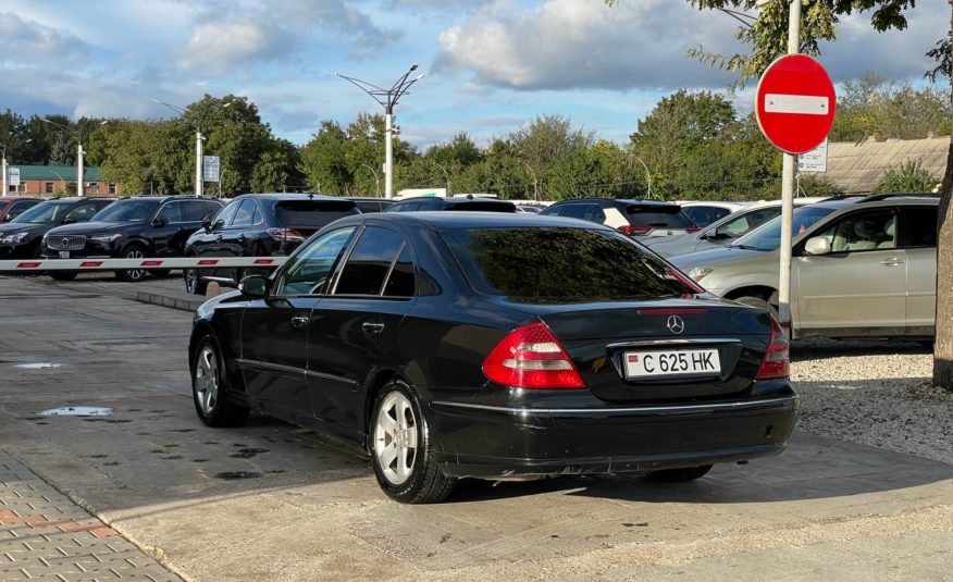 Mercedes Benz E320 (W211)