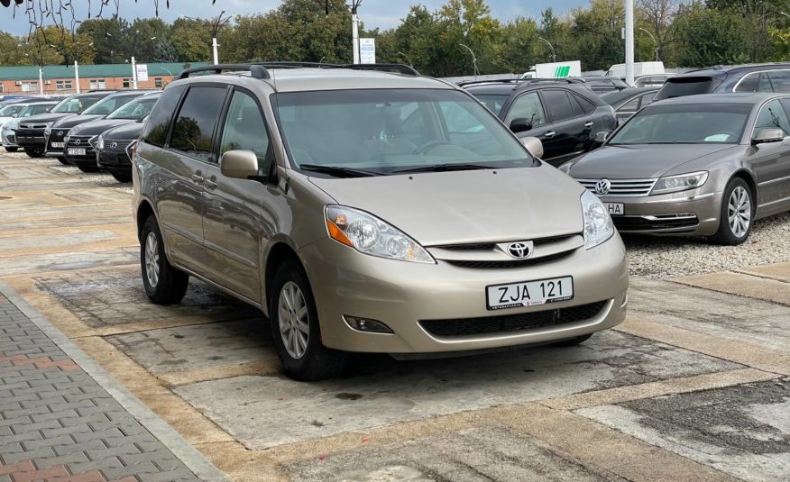 Toyota Sienna LE