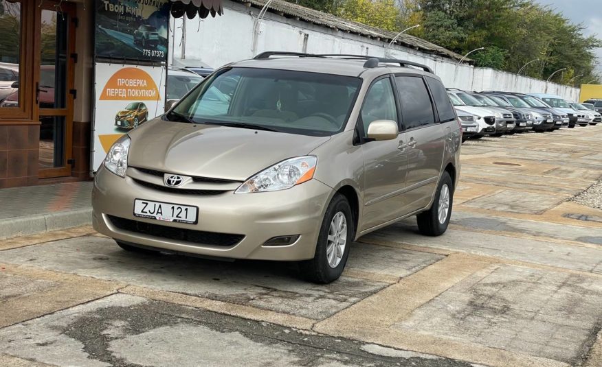 Toyota Sienna LE