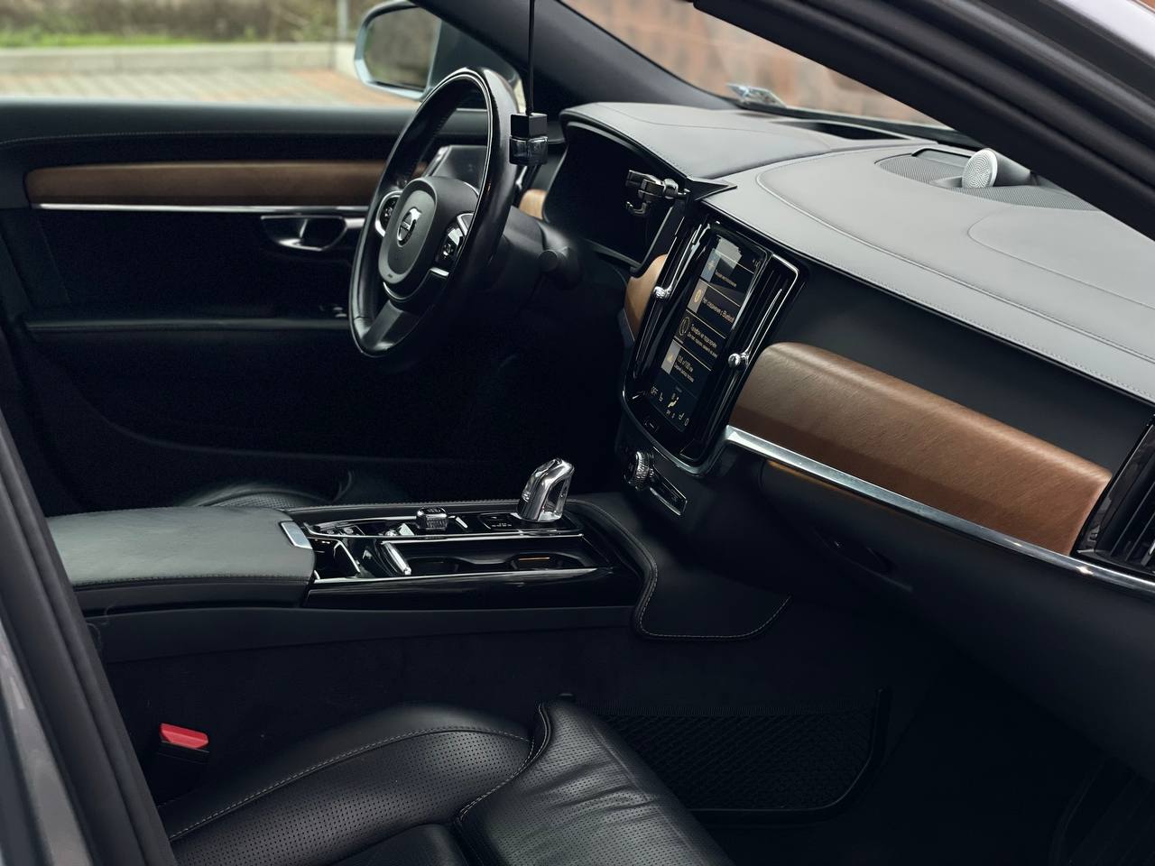 Volvo S90 T8 Plug-In-Hybrid